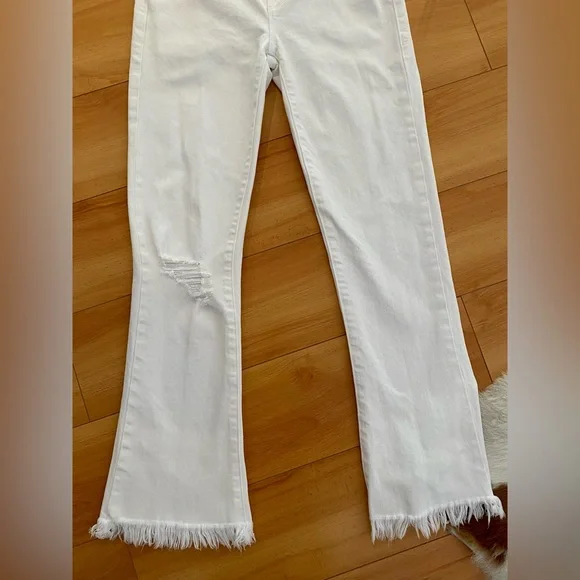 Frame “Le Crop Mid-Rise Mini Bootcut” Jeans in White | Size 23 - Picture 8 of 17